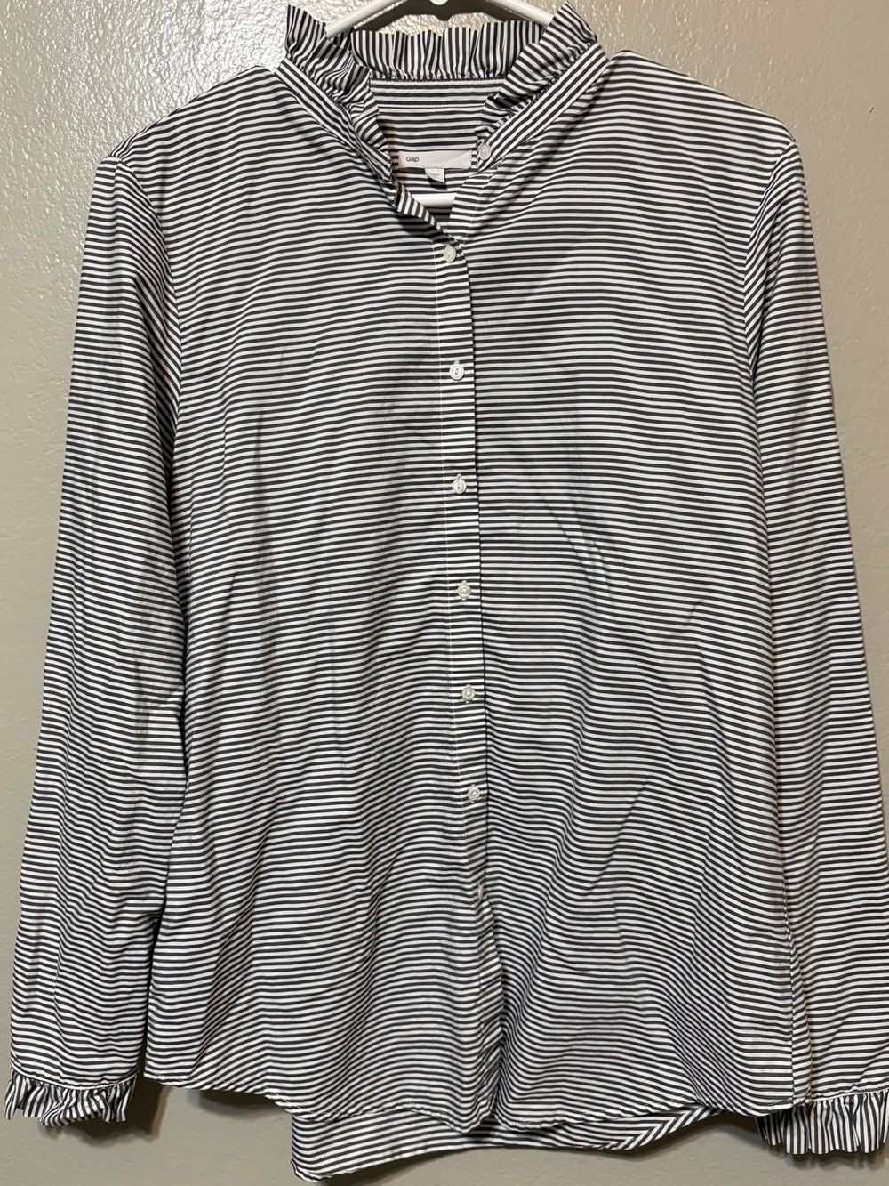 Women’s Gap Long Sleeve Gray & White Striped Button-Up Shirt Size L